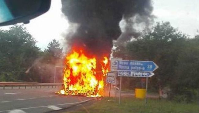 Горящий автобус на автотрассе между городами Бургас и Черноморец в Болгарии. 28 июля 2017
