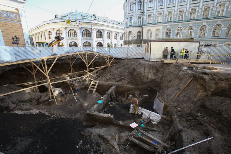 Место раскопок на Биржевой площади. 27 июля 2017 Место раскопок на Биржевой площади. 27 июля 2017