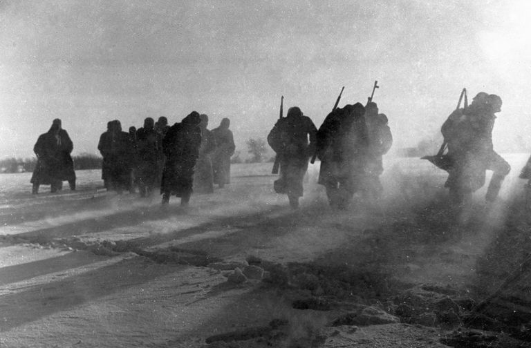 Солдаты разбитой гитлеровской воинской части, окруженные под Москвой, сдаются в плен. 1941 год Солдаты разбитой гитлеровской воинской части, окруженные под Москвой, сдаются в плен. 1941 год
