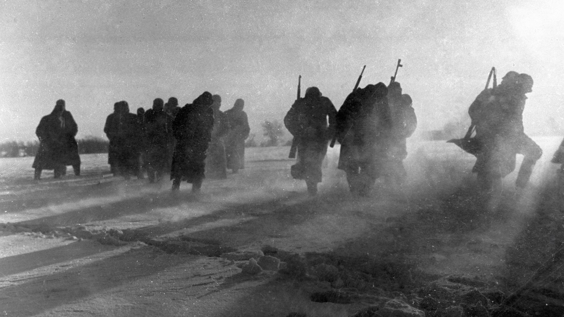 Солдаты разбитой гитлеровской воинской части, окруженные под Москвой, сдаются в плен. 1941 год Солдаты разбитой гитлеровской воинской части, окруженные под Москвой, сдаются в плен. 1941 год - РИА Новости, 1920, 05.12.2021
