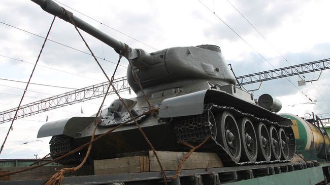Танк Т-34-85 на российско-казахстанской границе в железнодорожном пункте пропуска Карталы Танк Т-34-85 на российско-казахстанской границе в железнодорожном пункте пропуска Карталы