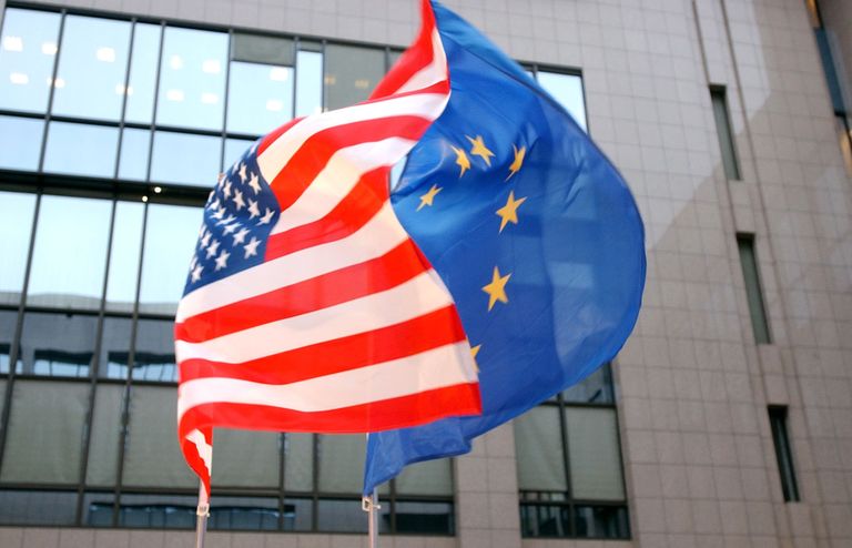 Флаги ЕС и США на здании Европейского парламента в Брюсселе 