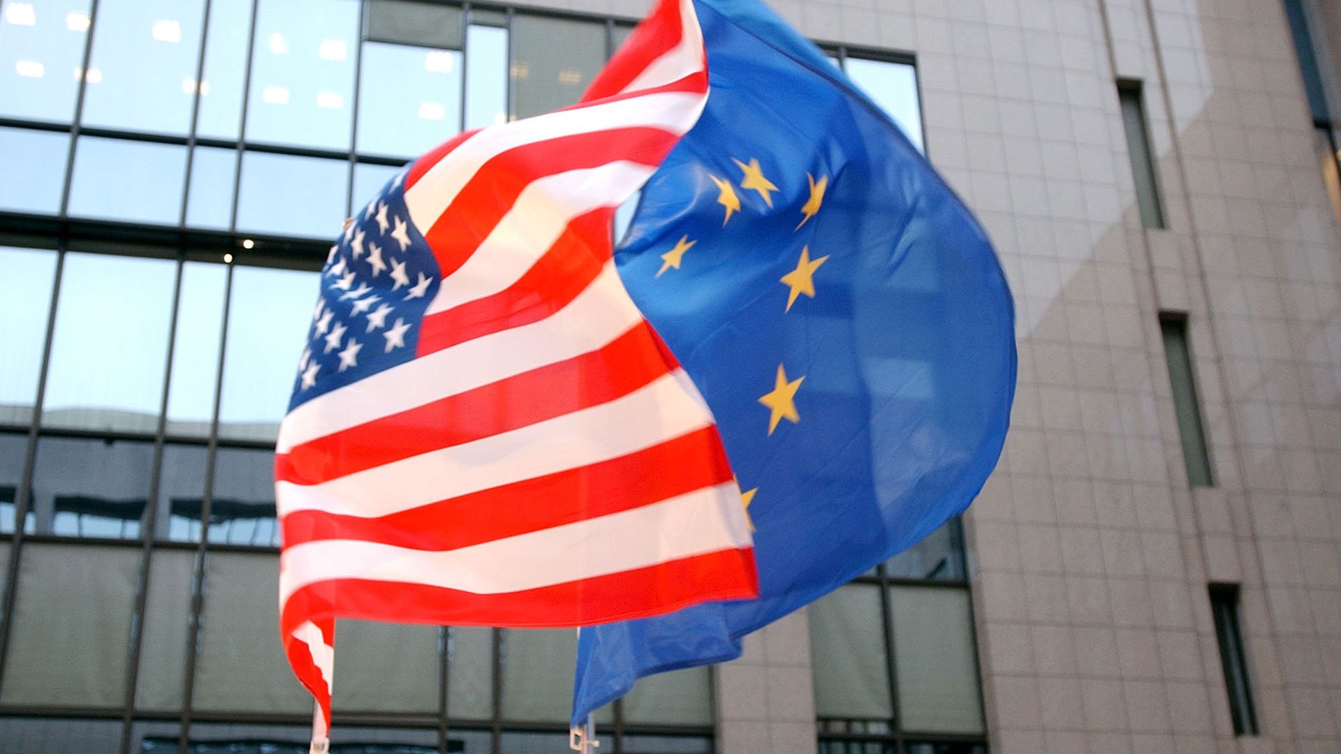 Флаги ЕС и США на здании Европейского парламента в Брюсселе Флаги ЕС и США на здании Европейского парламента в Брюсселе - РИА Новости, 1920, 07.11.2022