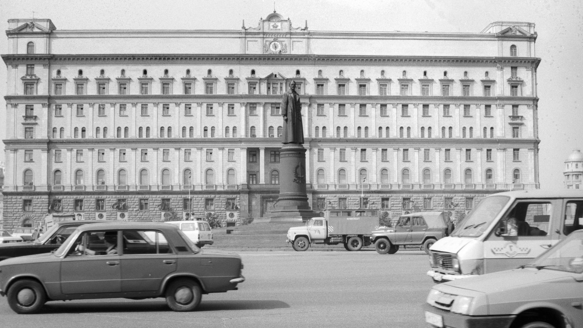 Памятник Ф. Э. Дзержинскому у здания КГБ СССР Памятник Ф. Э. Дзержинскому у здания КГБ СССР - РИА Новости, 1920, 19.03.2024
