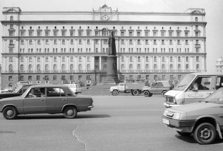 Памятник Ф. Э. Дзержинскому у здания КГБ СССР