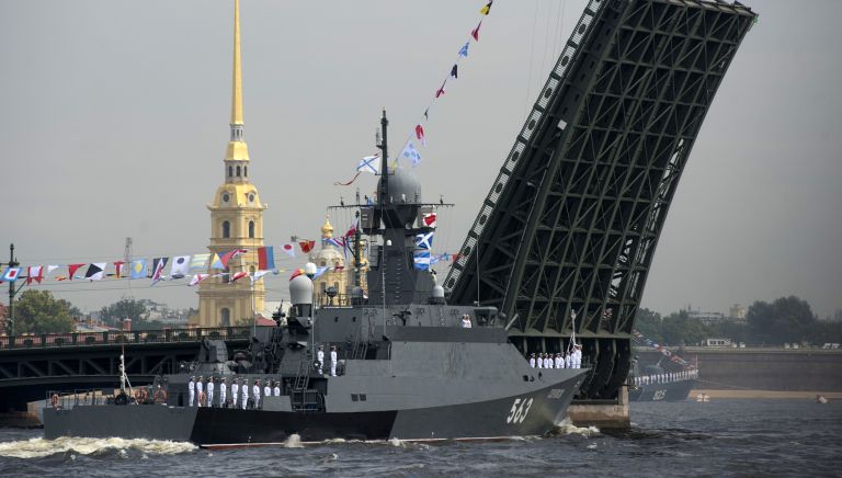 Малый ракетный корабль (МРК) Серпухов во время генеральной репетиции парада, посвященного Дню Военно-Морского Флота (ВМФ), в Санкт-Петербурге Малый ракетный корабль (МРК) Серпухов во время генеральной репетиции парада, посвященного Дню Военно-Морского Флота (ВМФ), в Санкт-Петербурге