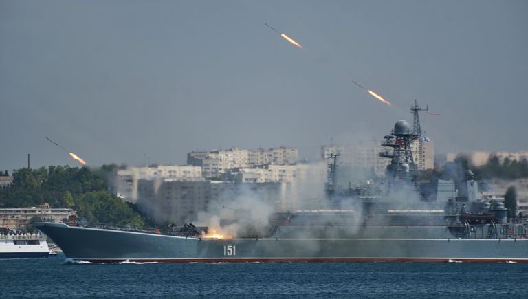 Большой десантный корабль Азов во время генеральной репетиции парада кораблей ко Дню ВМФ в Севастополе Большой десантный корабль Азов во время генеральной репетиции парада кораблей ко Дню ВМФ в Севастополе