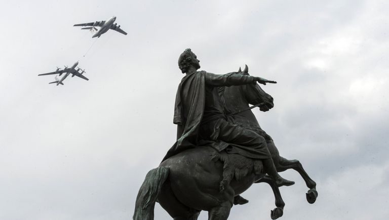 Самолеты Ил-78 и Ту-95 во время генеральной репетиции парада, посвященного Дню Военно-Морского Флота (ВМФ), в Санкт-Петербурге Самолеты Ил-78 и Ту-95 во время генеральной репетиции парада, посвященного Дню Военно-Морского Флота (ВМФ), в Санкт-Петербурге