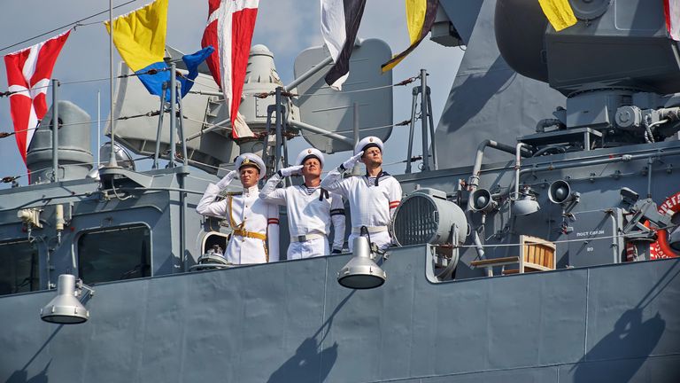 Военнослужащие ВМФ РФ на корабле Черноморского флота во время генеральной репетиции парада кораблей ко Дню ВМФ в Севастополе Военнослужащие ВМФ РФ на корабле Черноморского флота во время генеральной репетиции парада кораблей ко Дню ВМФ в Севастополе
