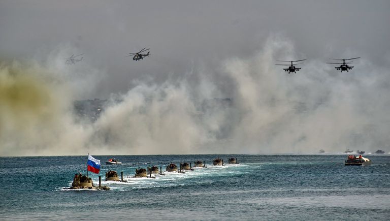 БТР 82А форсируют водную преграду и вертолеты Ка-52 Аллигатор во время генеральной репетиции парада кораблей ко Дню ВМФ в Севастополе БТР 82А форсируют водную преграду и вертолеты Ка-52 Аллигатор во время генеральной репетиции парада кораблей ко Дню ВМФ в Севастополе