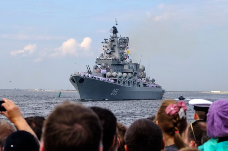 Ракетный крейсер Варяг во время генеральная репетиция военно-морского парада ко дню ВМФ в Кронштадте