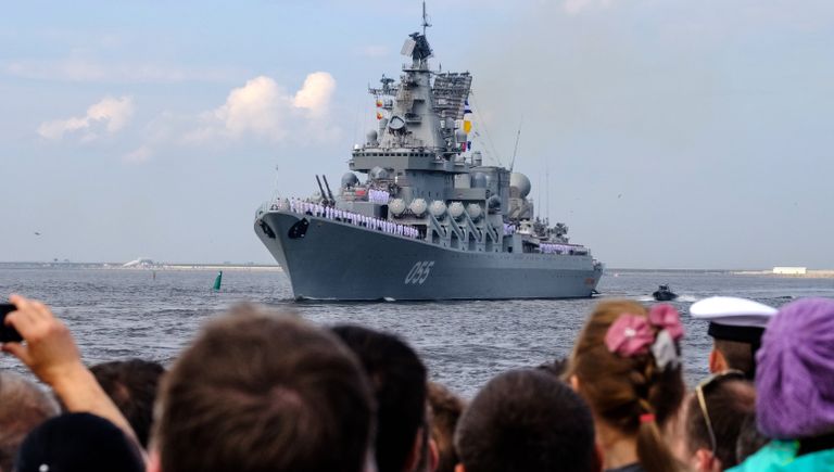 Ракетный крейсер Варяг во время генеральная репетиция военно-морского парада ко дню ВМФ в Кронштадте Ракетный крейсер Варяг во время генеральная репетиция военно-морского парада ко дню ВМФ в Кронштадте