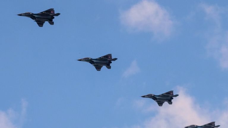 Многоцелевой фронтовой истребитель МиГ-35 во время генеральной репетиции военно-морского парада ко дню ВМФ в Кронштадте. Многоцелевой фронтовой истребитель МиГ-35 во время генеральной репетиции военно-морского парада ко дню ВМФ в Кронштадте.