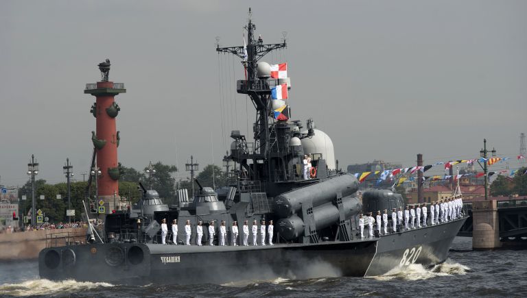 Ракетный катер 3го ранга Чувашия во время генеральной репетиции парада, посвященного Дню Военно-Морского Флота (ВМФ), в Санкт-Петербурге Ракетный катер 3го ранга Чувашия во время генеральной репетиции парада, посвященного Дню Военно-Морского Флота (ВМФ), в Санкт-Петербурге