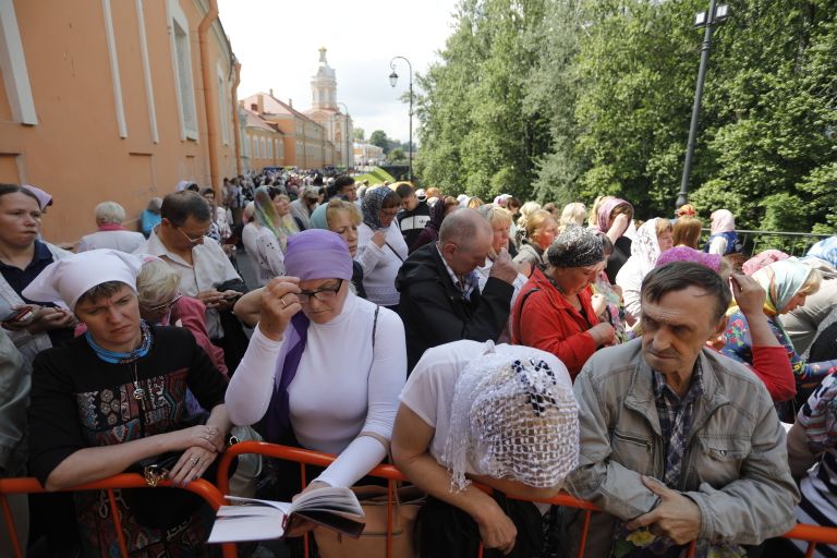 Очередь к мощам святителя Николая Чудотворца у Свято-Троицкого собора Александро-Невской лавры. Очередь к мощам святителя Николая Чудотворца у Свято-Троицкого собора Александро-Невской лавры.