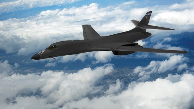 Бомбардировщик ВВС США B-1B Lancer в небе