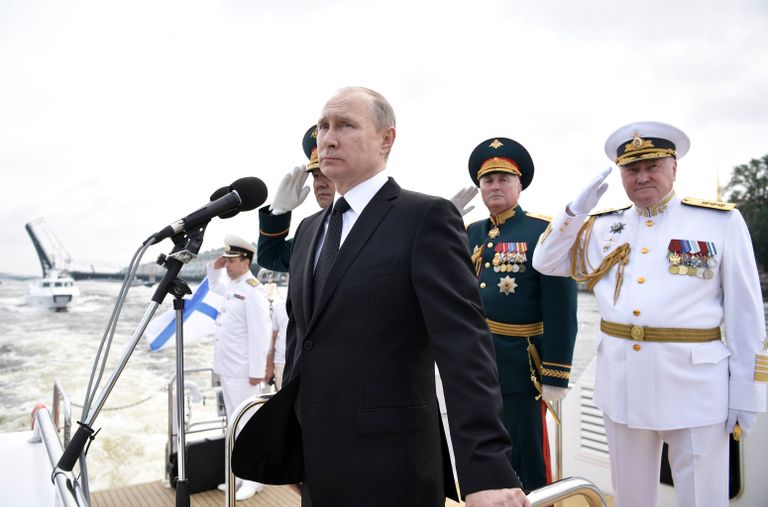 Верховный главнокомандующий РФ Владимир Путин на катере совершает обход кораблей, выстроившихся перед началом парада по случаю Дня Военно-морского флота РФ, на рейде Невы в Санкт-Петербурге. 30 июля 2017 Верховный главнокомандующий РФ Владимир Путин на катере совершает обход кораблей, выстроившихся перед началом парада по случаю Дня Военно-морского флота РФ, на рейде Невы в Санкт-Петербурге. 30 июля 2017