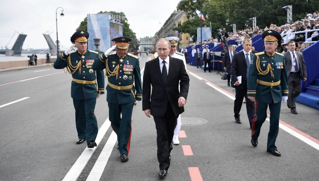 Верховный главнокомандующий РФ Владимир Путин на Адмиралтейской набережной Санкт-Петербурге перед началом парада по случаю Дня Военно-морского флота РФ. 30 июля 2017 Верховный главнокомандующий РФ Владимир Путин на Адмиралтейской набережной Санкт-Петербурге перед началом парада по случаю Дня Военно-морского флота РФ. 30 июля 2017