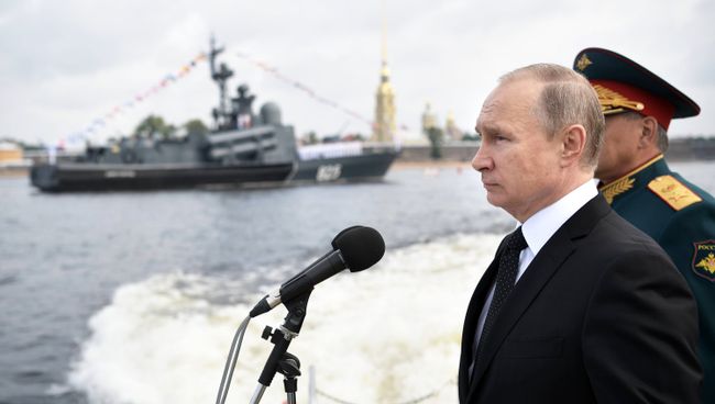 Верховный главнокомандующий РФ Владимир Путин на катере совершает обход кораблей, выстроившихся перед началом парада по случаю Дня Военно-морского флота РФ, на рейде Невы в Санкт-Петербурге. 30 июля 2017 Верховный главнокомандующий РФ Владимир Путин на катере совершает обход кораблей, выстроившихся перед началом парада по случаю Дня Военно-морского флота РФ, на рейде Невы в Санкт-Петербурге. 30 июля 2017