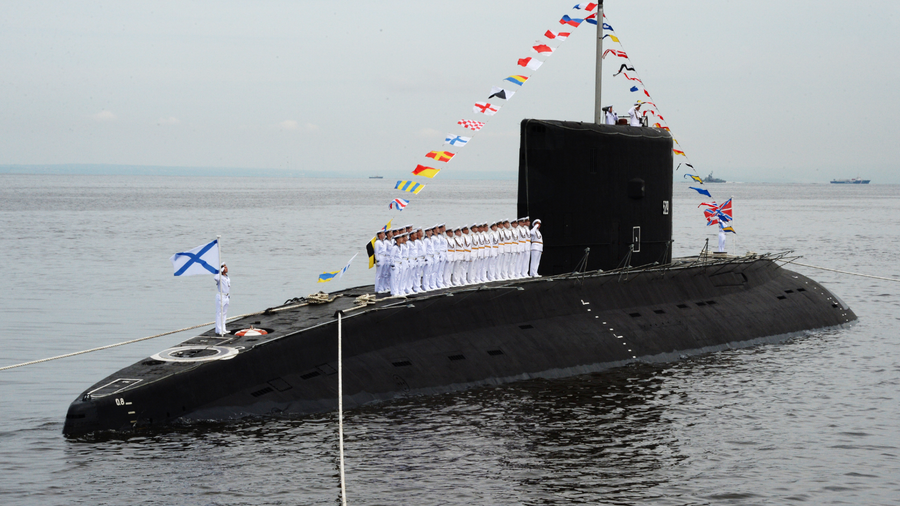 Дизельная подводная лодка класса Варшавянка во время парада кораблей, посвященного Дню Военно-морского флота России, во Владивостоке. 30 июля 2017