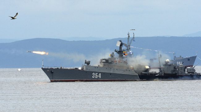 Малый противолодочный корабль во время парада кораблей, посвМалый противолодочный корабль во время парада кораблей, посвященного Дню Военно-морского флота России, во Владивостоке. Архивное фотоященного Дню Военно-морского флота России, во Владивостоке. 30 июля 2017 Малый противолодочный корабль во время парада кораблей, посвМалый противолодочный корабль во время парада кораблей, посвященного Дню Военно-морского флота России, во Владивостоке. Архивное фотоященного Дню Военно-морского флота России, во Владивостоке. 30 июля 2017