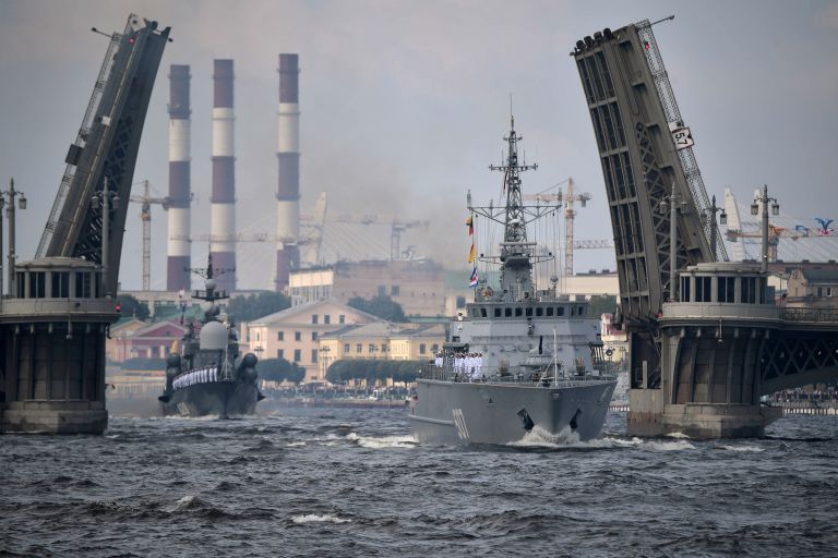 Во время главного военно-морского парада в честь Дня Военно-морского флота России в Санкт-Петербурге. 30 июля 2017 Во время главного военно-морского парада в честь Дня Военно-морского флота России в Санкт-Петербурге. 30 июля 2017