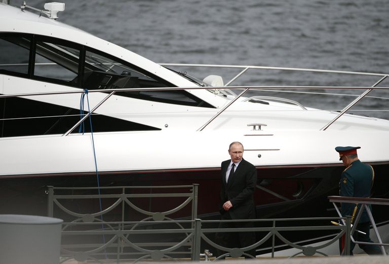 Верховный главнокомандующий РФ Владимир Путин на Адмиралтейской набережной Санкт-Петербурге перед началом парада по случаю Дня Военно-морского флота РФ. 30 июля 2017 Верховный главнокомандующий РФ Владимир Путин на Адмиралтейской набережной Санкт-Петербурге перед началом парада по случаю Дня Военно-морского флота РФ. 30 июля 2017