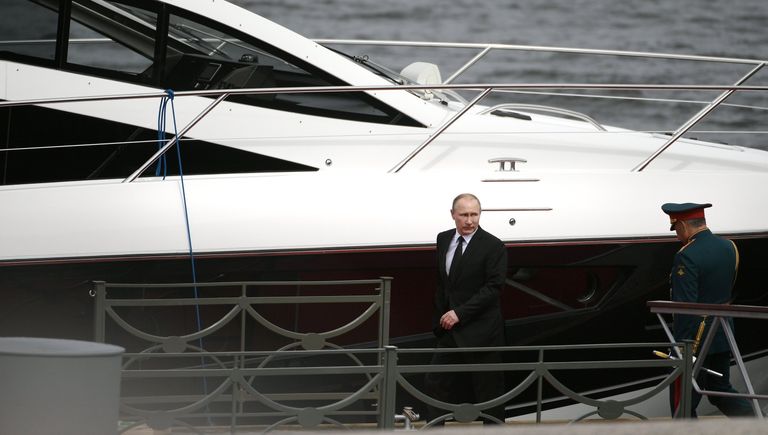 Верховный главнокомандующий РФ Владимир Путин на Адмиралтейской набережной Санкт-Петербурге перед началом парада по случаю Дня Военно-морского флота РФ. 30 июля 2017 Верховный главнокомандующий РФ Владимир Путин на Адмиралтейской набережной Санкт-Петербурге перед началом парада по случаю Дня Военно-морского флота РФ. 30 июля 2017