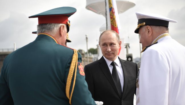 Верховный главнокомандующий РФ Владимир Путин на Адмиралтейской набережной Санкт-Петербурге перед началом парада по случаю Дня Военно-морского флота РФ. 30 июля 2017 Верховный главнокомандующий РФ Владимир Путин на Адмиралтейской набережной Санкт-Петербурге перед началом парада по случаю Дня Военно-морского флота РФ. 30 июля 2017
