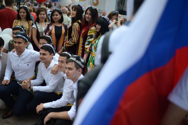 Участники музыкально-танцевальных импровизаций Парад дружбы народов в фестивальном городке на Пушкинской площади во время празднования Дня России. 12 июня 2017 Участники музыкально-танцевальных импровизаций Парад дружбы народов в фестивальном городке на Пушкинской площади во время празднования Дня России. 12 июня 2017