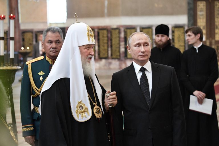 Патриарх Московский и Всея Руси Кирилл и президент РФ Владимир Путин во время посещения Никольского Морского собора в Кронштадте. 30 июля 2017 Патриарх Московский и Всея Руси Кирилл и президент РФ Владимир Путин во время посещения Никольского Морского собора в Кронштадте. 30 июля 2017