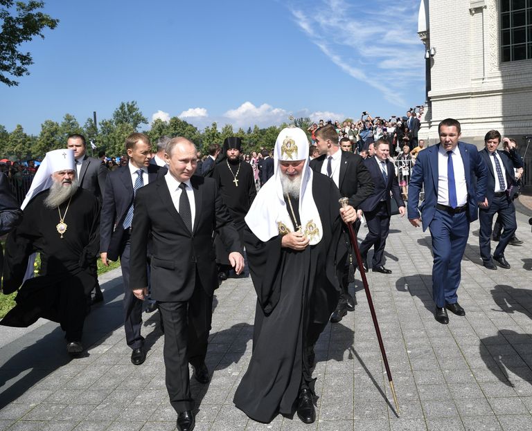 Президент РФ Владимир Путин и патриарх Московский и Всея Руси Кирилл во время посещения в День Военно-морского флота Никольского Морского собора в Кронштадте. 30 июля 2017 Президент РФ Владимир Путин и патриарх Московский и Всея Руси Кирилл во время посещения в День Военно-морского флота Никольского Морского собора в Кронштадте. 30 июля 2017