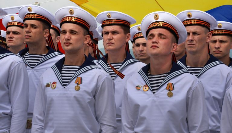 Военные моряки гвардейского ракетного крейсера Варяг во время парада кораблей, посвященного Дню Военно-морского флота России, во Владивостоке. 30 июля 2017 Военные моряки гвардейского ракетного крейсера Варяг во время парада кораблей, посвященного Дню Военно-морского флота России, во Владивостоке. 30 июля 2017