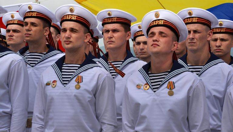 Военные моряки гвардейского ракетного крейсера Варяг во время парада кораблей, посвященного Дню Военно-морского флота России, во Владивостоке. 30 июля 2017 Военные моряки гвардейского ракетного крейсера Варяг во время парада кораблей, посвященного Дню Военно-морского флота России, во Владивостоке. 30 июля 2017