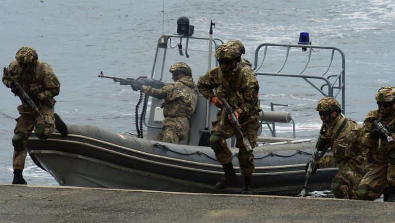 Высадка бойцов морского спецназа во время парада кораблей и военно-спортивного праздника по случаю празднования Дня Военно-морского флота России во Владивостоке. 30 июля 2017 Высадка бойцов морского спецназа во время парада кораблей и военно-спортивного праздника по случаю празднования Дня Военно-морского флота России во Владивостоке. 30 июля 2017
