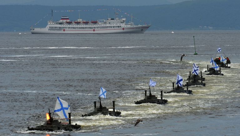 Высадка морского десанта на БТР-80 во время парада кораблей по случаю празднования Дня Военно-морского флота России во Владивостоке. 30 июля 2017 Высадка морского десанта на БТР-80 во время парада кораблей по случаю празднования Дня Военно-морского флота России во Владивостоке. 30 июля 2017