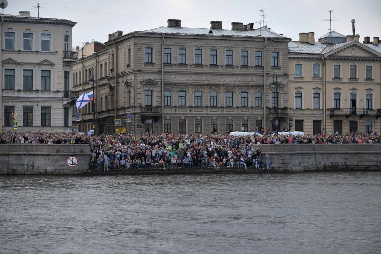 Жители и гости Санкт-Петербурга во время главного военно-морского парада в честь Дня Военно-морского флота России. 30 июля 2017 Жители и гости Санкт-Петербурга во время главного военно-морского парада в честь Дня Военно-морского флота России. 30 июля 2017