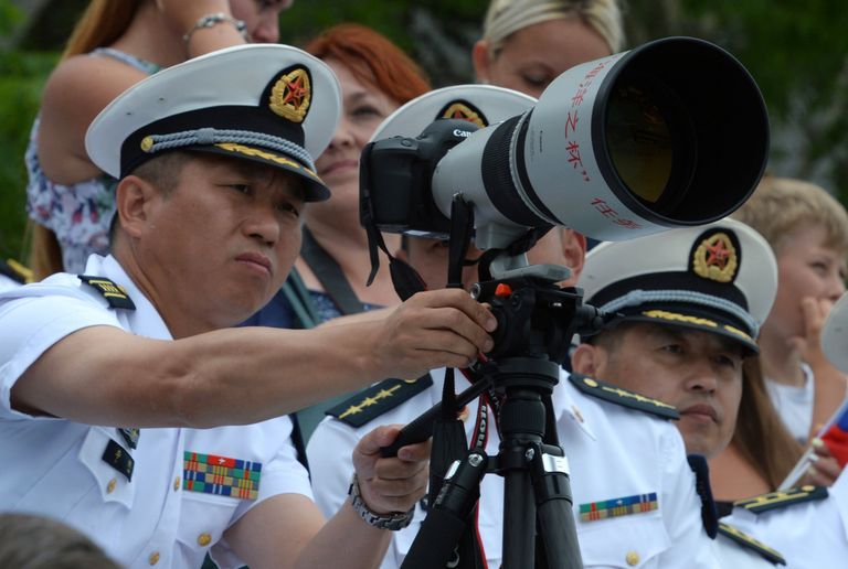 Китайские военнослужащие, гости военно-спортивного праздника по случаю празднования Дня Военно-морского флота России во Владивостоке. 30 июля 2017 Китайские военнослужащие, гости военно-спортивного праздника по случаю празднования Дня Военно-морского флота России во Владивостоке. 30 июля 2017