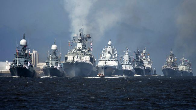 Корабли Военно-морских сил России во время парада честь Дня Военно-Морского Флота России в Кронштадте. 30 июля 2017