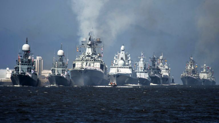 Корабли Военно-морских сил России во время парада честь Дня Военно-морского флота России в Кронштадте. 30 июля 2017 Корабли Военно-морских сил России во время парада честь Дня Военно-морского флота России в Кронштадте. 30 июля 2017
