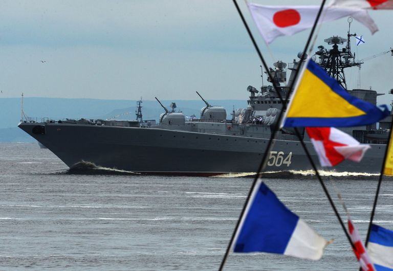 Большой противолодочный корабль Адмирал Трибуц во время парада кораблей, посвященного Дню Военно-морского флота России, во Владивостоке. 30 июля 2017 Большой противолодочный корабль Адмирал Трибуц во время парада кораблей, посвященного Дню Военно-морского флота России, во Владивостоке. 30 июля 2017