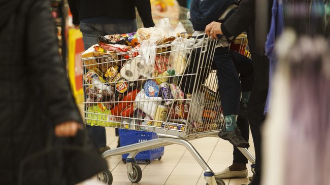 Продуктовый магазин в Венгрии во время распродажи. Архивное фото Продуктовый магазин в Венгрии во время распродажи. Архивное фото