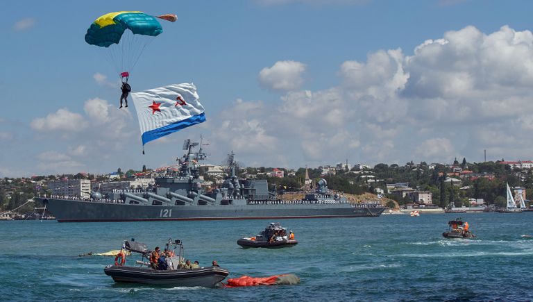 Во время военно-морского парада в честь Дня Военно-морского флота России в Севастополе. 30 июля 2017 Во время военно-морского парада в честь Дня Военно-морского флота России в Севастополе. 30 июля 2017