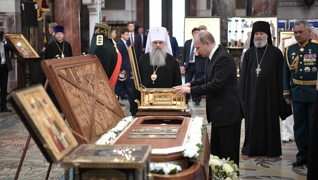 Президент РФ Владимир Путин с настоятелем храма, архимандритом Алексием у мощей во время посещения в День ВМФ Никольского Морского собора в Кронштадте. 30 июля 2017 Президент РФ Владимир Путин с настоятелем храма, архимандритом Алексием у мощей во время посещения в День ВМФ Никольского Морского собора в Кронштадте. 30 июля 2017