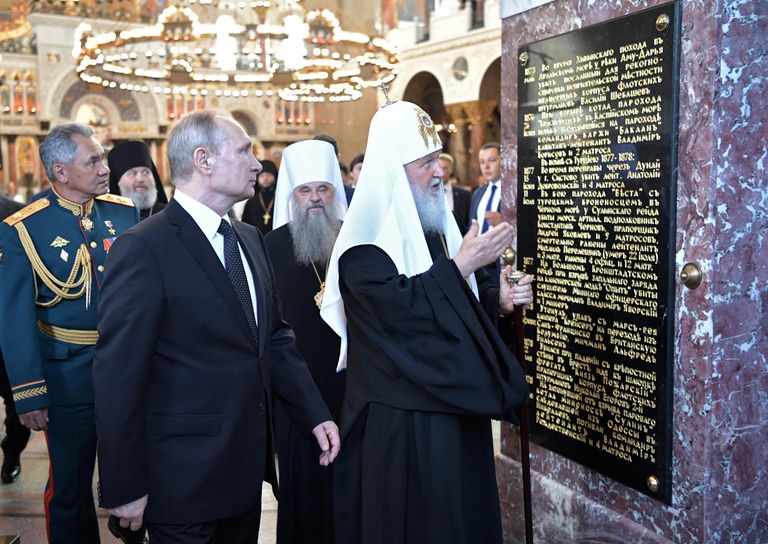 Президент РФ Владимир Путин и патриарх Московский и Всея Руси Кирилл во время посещения в День ВМФ ставропигиального Никольского Морского собора в Кронштадте. 30 июля 2017 Президент РФ Владимир Путин и патриарх Московский и Всея Руси Кирилл во время посещения в День ВМФ ставропигиального Никольского Морского собора в Кронштадте. 30 июля 2017
