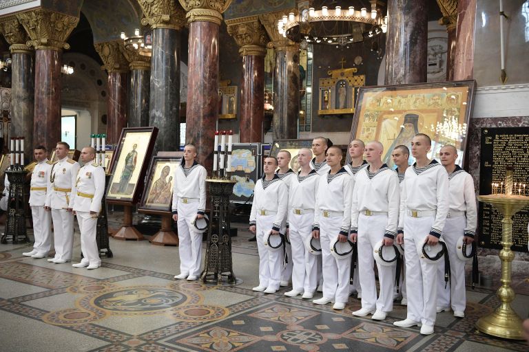 Моряки в ставропигиальном Никольском Морском соборе в Кронштадте во время посещения в День Военно-морского флота президентом РФ Владимиром Путиным. 30 июля 2017 Моряки в ставропигиальном Никольском Морском соборе в Кронштадте во время посещения в День Военно-морского флота президентом РФ Владимиром Путиным. 30 июля 2017
