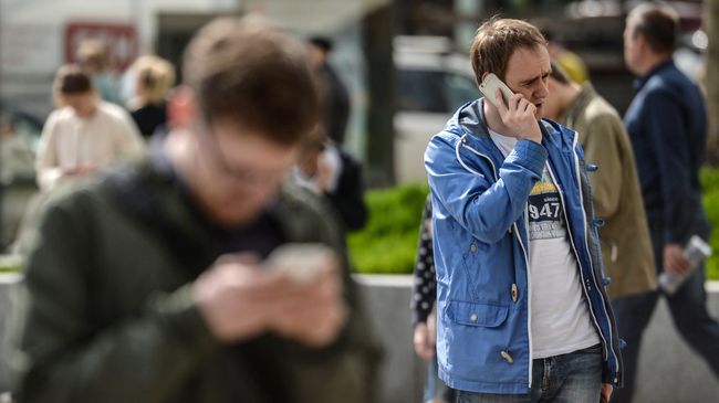 Мужчина говорит по мобильному телефону 