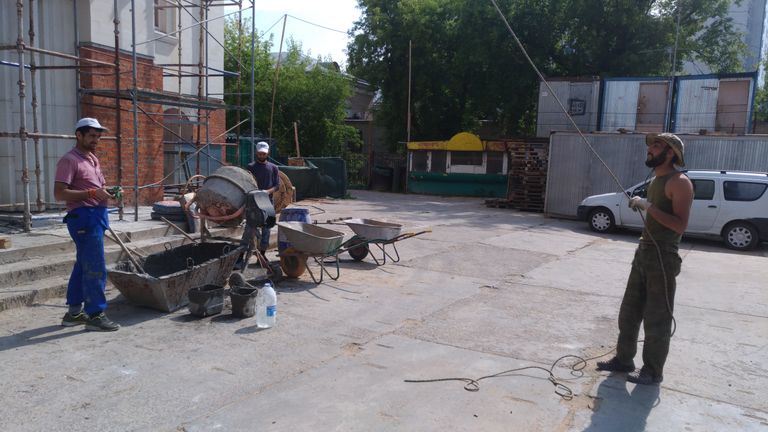Мусульмане, работающие на стройке храма Андрея Рублева в Раменках Мусульмане, работающие на стройке храма Андрея Рублева в Раменках