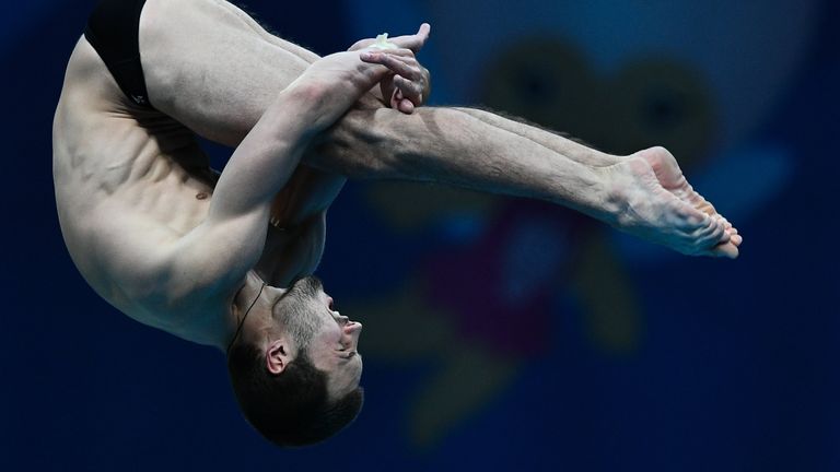 Александр Бондарь (Россия) в финальных соревнованиях по прыжкам в воду с вышки 10 м среди мужчин на XVII чемпионате мира по водным видам спорта в Будапеште Александр Бондарь (Россия) в финальных соревнованиях по прыжкам в воду с вышки 10 м среди мужчин на XVII чемпионате мира по водным видам спорта в Будапеште