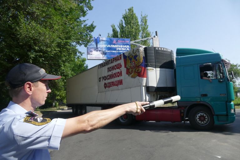 Автомобиль 67-го гуманитарного конвоя МЧС РФ с гуманитарной помощью для жителей Донбасса в Донецке